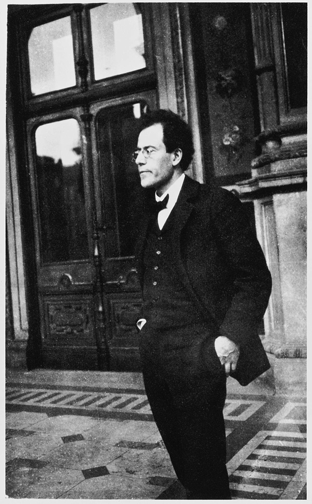 "Die Zeit für meine Musik wird noch kommen", war Gustav Mahler überzeugt. Zu seinen Lebzeiten wurde er als Dirigent und Operndirektor gefeiert, als Komponist blieb er allerdings umstritten. Am Mittwoch, dem 18. Mai, jährt sich sein Mahlers Todestag zum 100. Mal. Die Staatsoper zeigt im Gustav Mahler-Saal in der Ausstellung "Mahler Album" alle existierenden Fotos des Komponisten - sie zeigen Mahler abseits der bekannten Bilder. Mahler als beim Wandern, beim Überschreiten der Straße, in den Ferien und wie er sich den Weg zeigen lässt.  Alle Bilder aus der Ausstellung "Mahler Album" (c) Kaplan Foundation Collection, New York