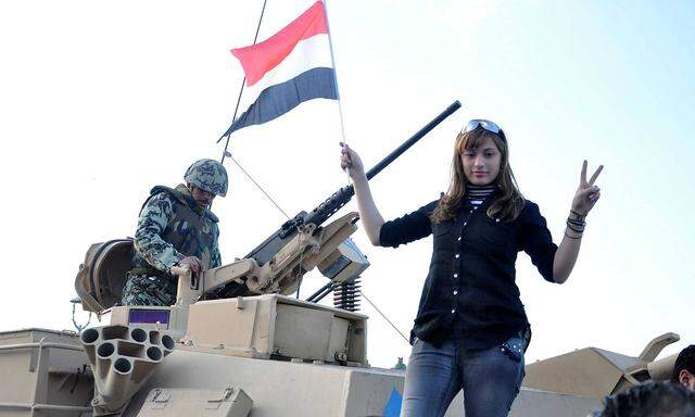 Protest gegen das Mubarak-Regime 2011. Ägyptens Militär hielt sich anfangs im Hintergrund und übernahm dann die Macht.