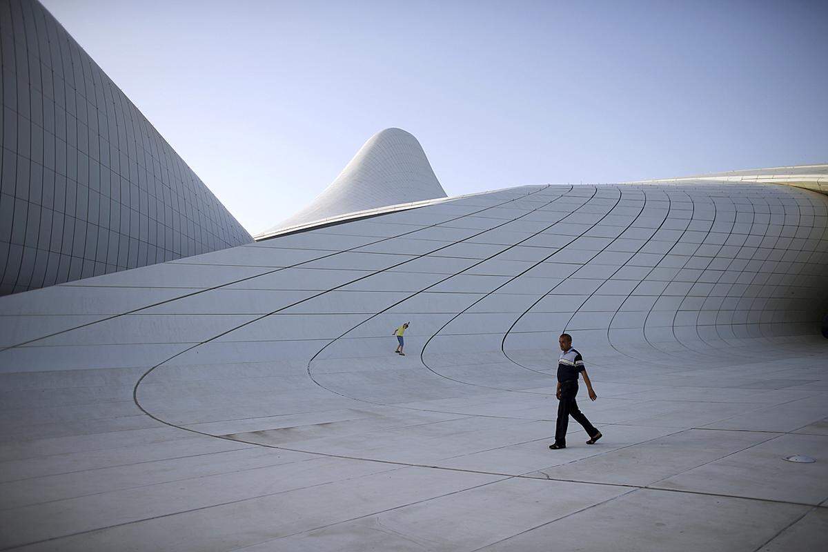 Das Heydar Aliyev Centre in Baku, Aserbaidschan. Benannt ist es nach dem Politiker Alijewitsch Alijew, einst Erster Stellvertretender Ministerpräsident der Sowjetunion und später Präsident des unabhängigen Aserbaidschans.