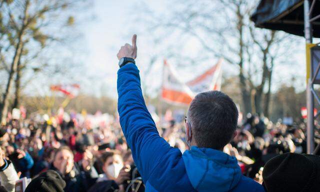 Im Bereich der Hofburg hielt FPÖ-Klubobman Kickl unangekündigt eine Rede, in der er die Corona-Politik scharf kommentierte.