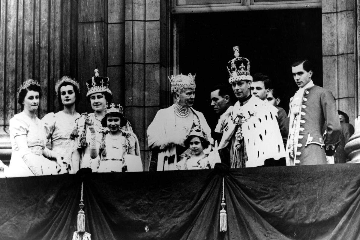 König George VI. stirbt im Alter von 56 Jahren. Der plötzliche Tod ihres Vaters macht Prinzessin "Lilibet" über Nacht zur Königin. Die 25-Jährige befindet sich gerade auf einer Kenia-Reise - und fliegt schnellstmöglich nach London zurück.