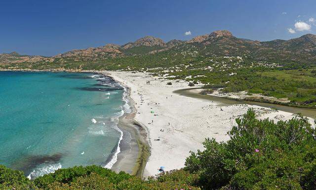 Türkis-blaues Wasser an einem Sandstrand von Korsika.