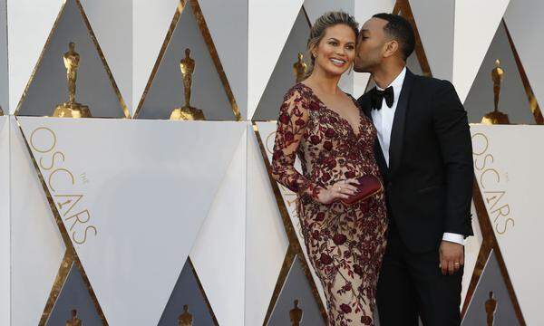 Model Chrissy Teigen und US-Musiker John Legend erwarten 2018 ihr zweites gemeinsames Kind. 2013 hatten die beiden geheiratet, knapp drei Jahre später kam Erstling Luna zur Welt.