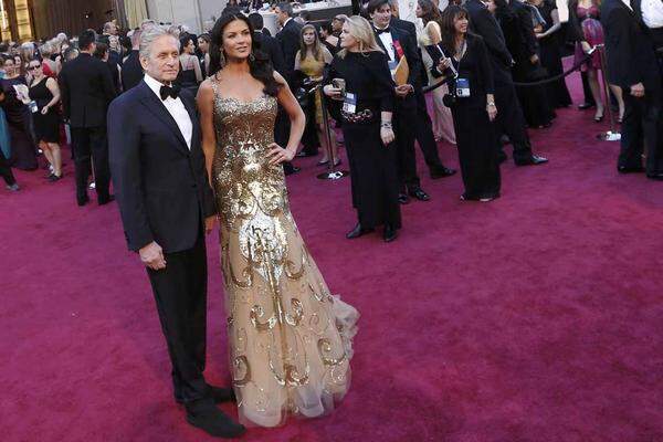 Sie lieferte sich in ihrem Kleid von Zuhair Murad einen goldigen Wettkampf mit der Oscar-Statuette.