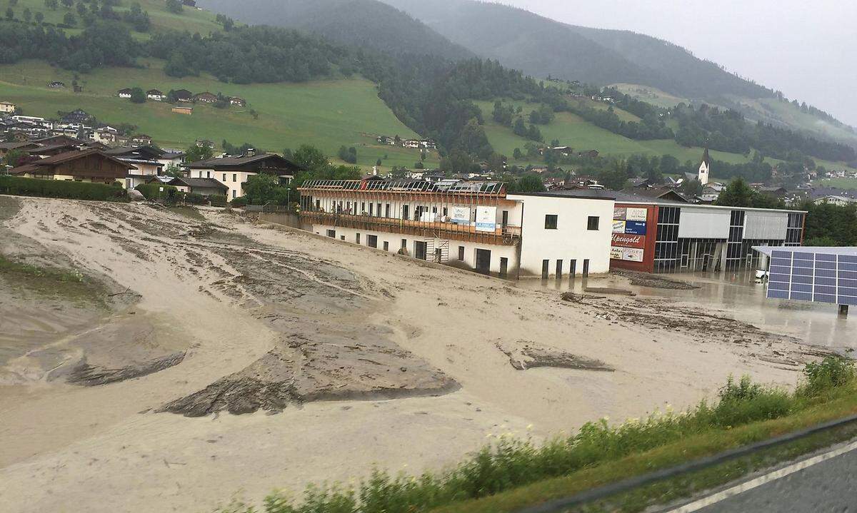 Ein kurzer, aber heftiger Wolkenbruch hat am späten Montagnachmittag in Uttendorf im Salzburger Pinzgau große Schäden angerichtet.