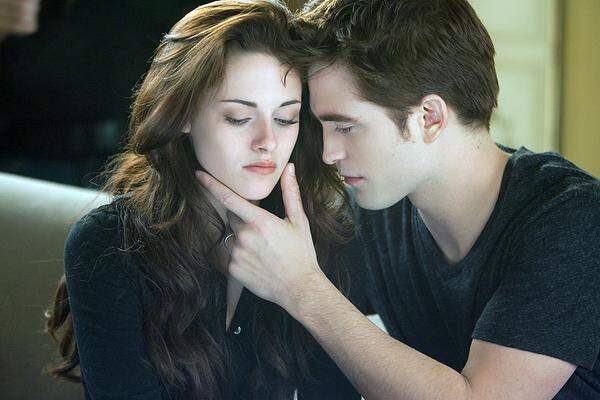 Vielmehr als um Revier- und Vampirkämpfe geht es doch um die große Liebe: Bella und Edward, das sind große, das sind größte Gefühle bis zur völligen Selbstaufgabe. In der wahren Liebe gibt es keine Makel. Logisch eigentlich, dass Edward manchmal als eigenartig leere Projektionsfläche erscheint. Schließlich zielt "Twilight" auf das weibliche Publikum ab, die ihren Traummann zur Abwechslung gerne ohne Ecken und Kanten genießt.