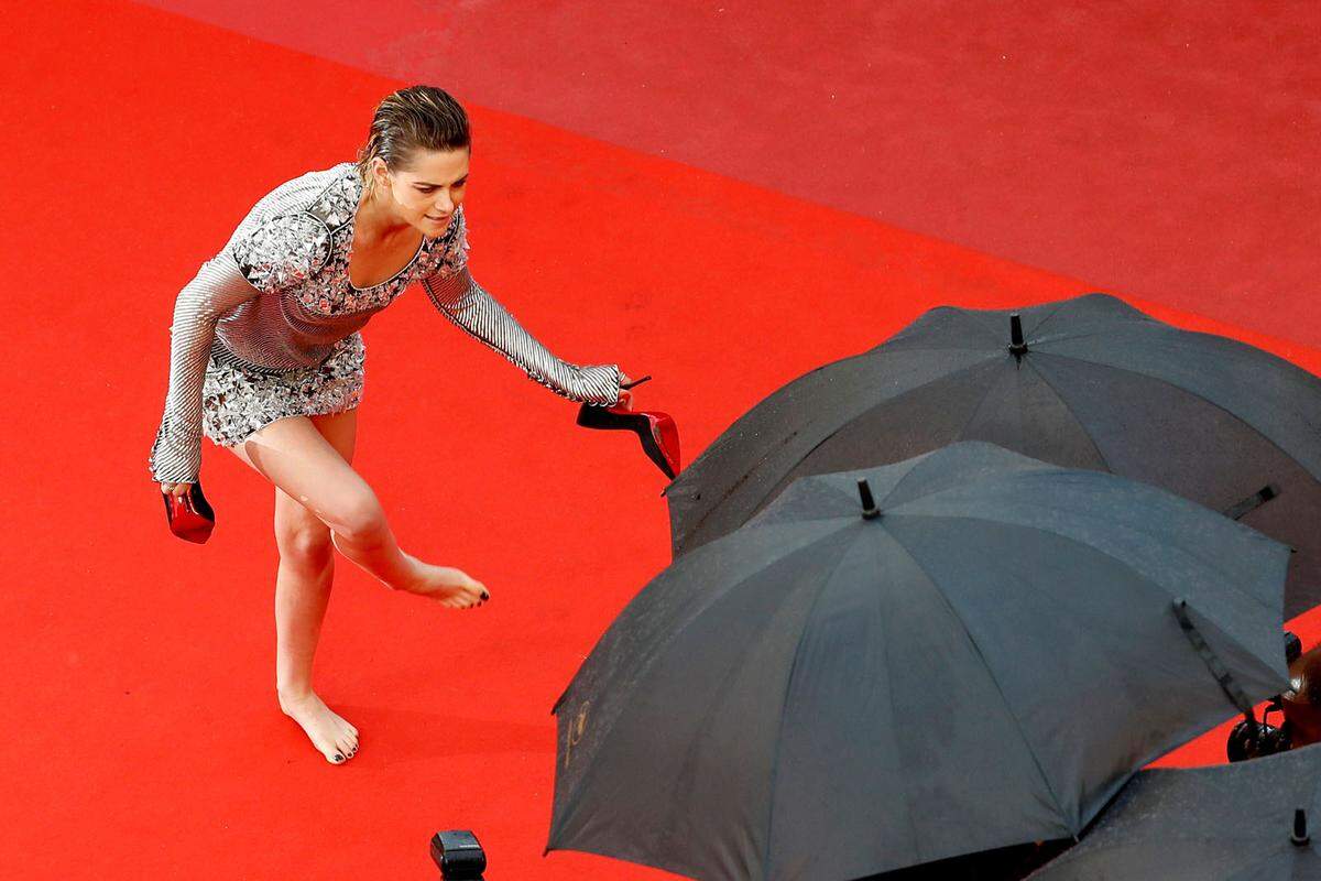2018 setzte Kristen Stewart gegen das Verbot von flachen Schuhen auf dem roten Teppich von Cannes ein Zeichen. Sie ging kurzerhand barfuß.