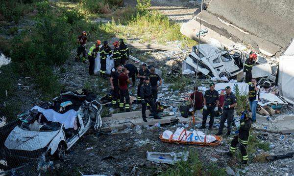 Nach dem Unglück waren mehr als 300 Rettungskräfte im Einsatz. In der Nähe der Brücke wurden nach dem Einsturz vorsichtshalber Gebäude geräumt.