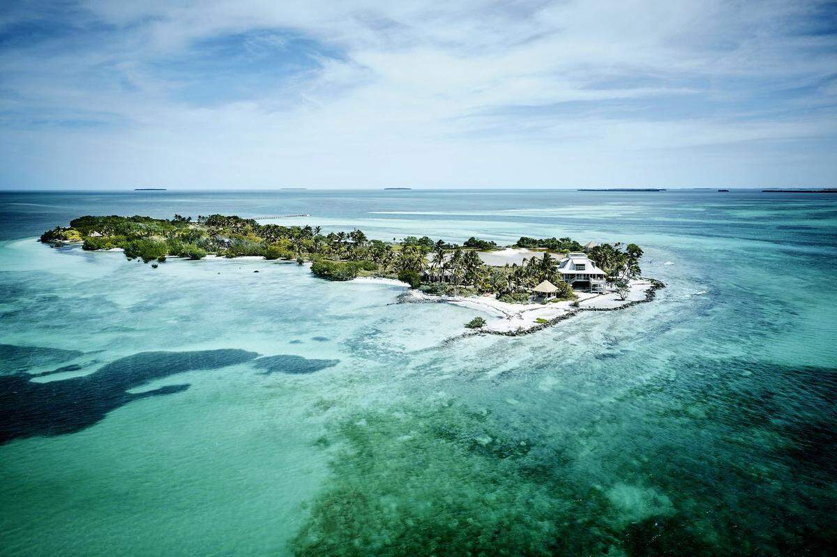 Die Privatinsel liegt rund 15 Kilometer westlich von Key West und ist von dort in knapp 25 Minuten mit dem Boot, oder in zehn Minuten mit dem Helikopter zu erreichen.