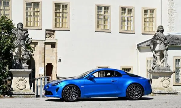 Ein Klassiker – einst und jetzt: die Alpine A110. 