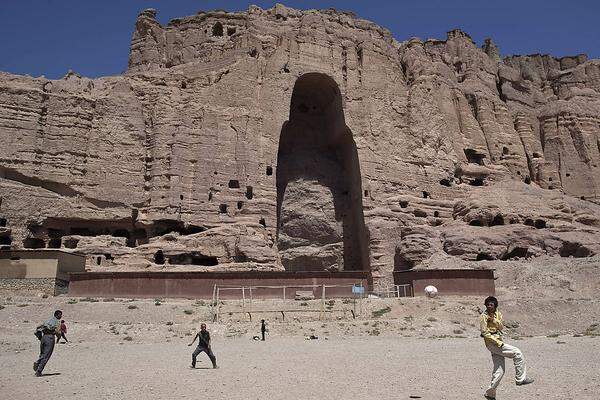 Die erste große Zerstörungsaktion des modernen Jihadismus fand im März 2001 im afghanischen Bamiyan statt. Die Provinz in Zentral-Afghanistan beheimatete spektakulär-riesenhafte Buddha-Statuen, die größte war 53 Meter hoch. Auch die Buddhas von Bamiyan, die größten ihrer Art, zählten zum Weltkulturerbe.