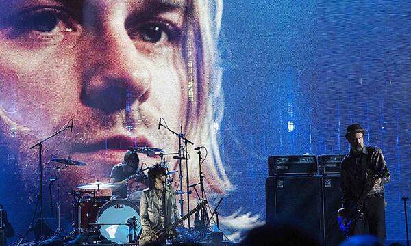 2014 wurde Nirvana in die "Rock and Roll Hall of Fame" aufgenommen. Bei der Gala umarmten sich Cobains Witwe und die früheren Bandmitglieder herzlich - ein Novum nach jahrelangem bitteren Streit. Auf der Bühne sang Joan Jett mit den Nirvana-Mitgliedern Dave Grohl und Krist Novoselic.