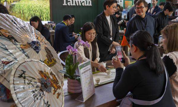 Am taiwanesischen Stand findet eine Teezeremonie statt, nur ein paar Schritte weiter hat China aufgebaut.