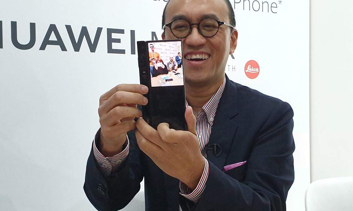 Wong präsentierte auch mehrfach die Selfie-Funktion, die dem fotografierten Objekt auch gleich auf dem zweiten Bildschirm das Endresultat präsentiert.