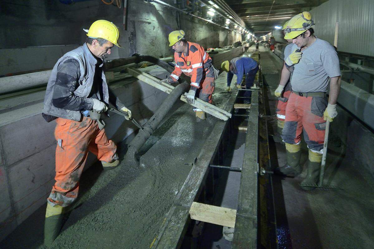 Die neue Trasse wird direkt im Anschluss an die bestehende Station Reumannplatz (mit einem Umbau der bestehenden Wendeanlage) unter der Favoritenstraße zum Alten Landgut und weiter zur Alaudagasse geführt. Etwa ab dem Bereich der Alaudagasse geht die Streckenführung dann auf Straßenniveau über.