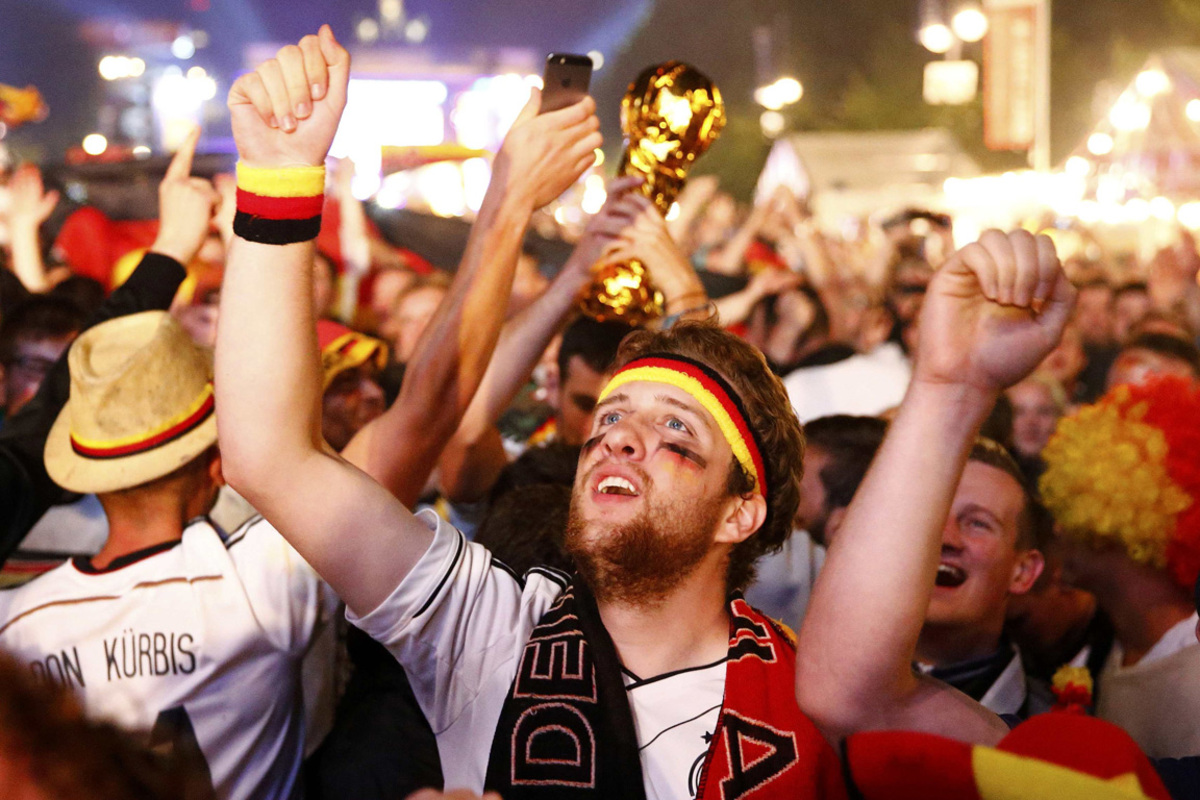 Die Frankfurter Commerzbank-Arena und das Münchner Olympiastadion waren schon vor Tagen ausgebucht: 50.000 Fans am Main und 33.000 an der Isar drückten dem deutschen Team die Daumen - und nicht umsonst. Sie hatten zudem einen großen Vorteil: Sie konnten das Finale Deutschland-Argentinien größtenteils regensicher unter dem Dach verfolgen.