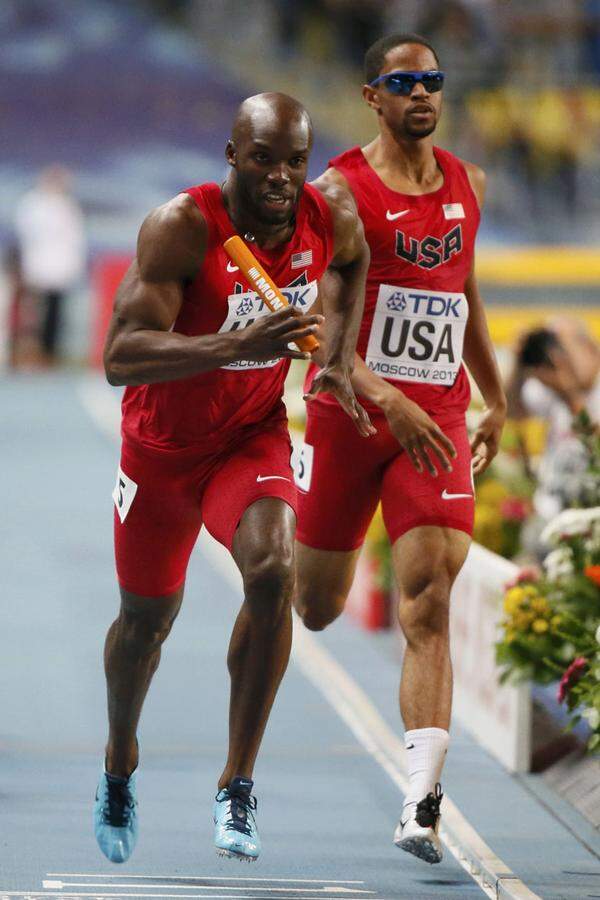 Die 400-Meter-Staffel der Herren ist eine Demonstration des US-Teams. David Verburg, Tony McQuay, Arman Hall und LaShawn Merritt laufen ganz souverän in 2:58,71 Minuten zu Gold. Jamaika und Russland liefern sich einen erbitterten Fight um Silber und Bronze, der um zwei Hundertstel zugunsten der Jamaikaner ausgeht.