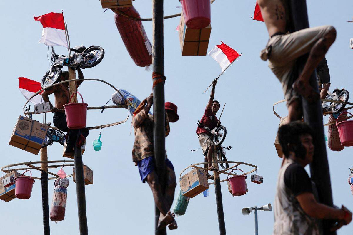 17. August. Indonesien feiert den Unabhängigkeitstag mit einigen Traditionen. So versuchen einige beim Wettbewerb „Panjat Pinang“ eine eingefettete Stange zu erklimmen.
