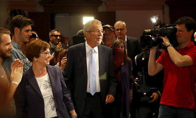 Alexander Van der Bellen supported by the Greens arrives for his final election rally ahead of Austrian preseidential election in Vienna