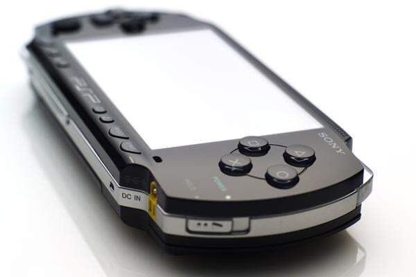Insgesamt wurden auf der Playstation Portable über 20 Knöpfe beziehungsweise Bedienelemente verbaut. Der Verkaufspreis lag vor zehn Jahren bei 249 Euro. Innerhalb dieser Zeit erhielt die kleine Taschenkonsole ein paar Auffrischungen in puncto Design und Ausstattung.