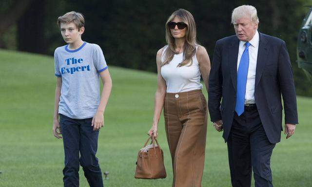 Ende des Strohwitwerdaseins im Weißen Haus. Donald Trump brachte seine Frau Melania und Sohn Barron per Helikopter nach Washington. Ebenfalls an Bord waren seine Schwiegereltern, die sich – wie in New York – um ihren Enkel kümmern werden.