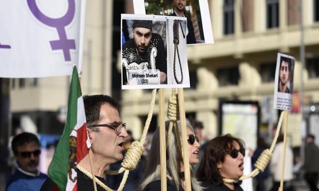 Archivbild aus dem Jänner: Proteste in Madrid, um an vergangene Todesurteile im Iran zu erinnern.