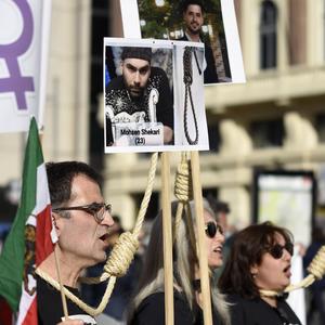 Archivbild aus dem Jänner: Proteste in Madrid, um an vergangene Todesurteile im Iran zu erinnern.