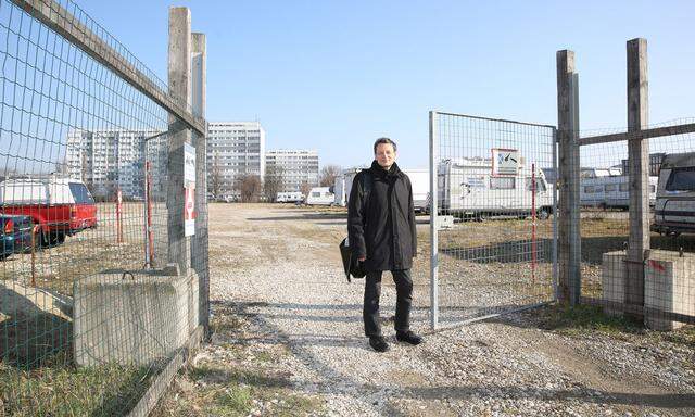 Wiens Architektenkammer- Präsident, Peter Bauer, vor einem Feld in der Attemsgasse im 22. Bezirk. Hier entsteht ein Schulcampus im PPP-Verfahren.