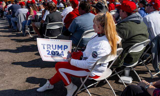 Unterstützer auf einer Wahlkampfveranstaltung von Donald Trump.