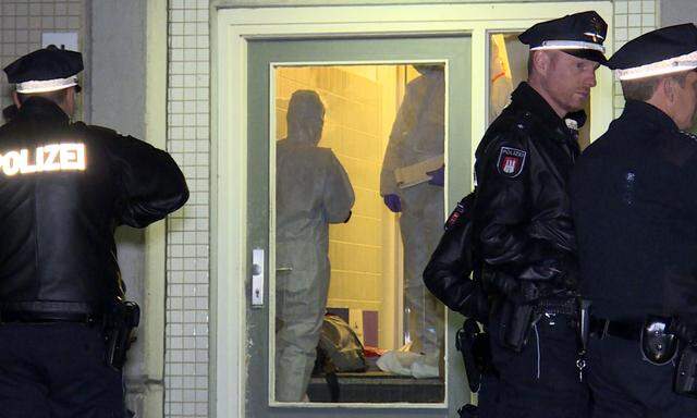 Die Polizei im Mehrfamilienhaus in Hamburg, in dem das tote Mädchen entdeckt wurde.