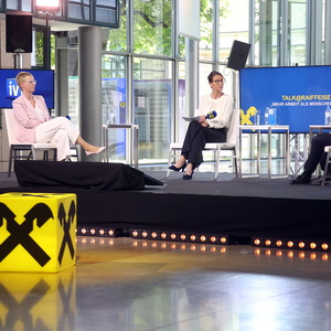 Alice Godderidge (Poloplast), Birgit Brunsteiner (Moderation), Franz Schellhorn (Agenda Austria) und online vertreten Martin Kocher (Bundesminister für Arbeit und Wirtschaft) gingen der Frage nach: Gibt es mehr Arbeit als Menschen? 