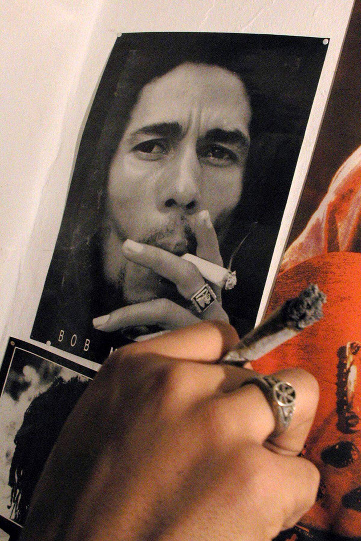 Bob-Marley-Eistee, Bob-Marley-Feuerzeuge und Bob-Marley-Papers gibt es ja schon. Und bald können Fans ihre Sammlung mit einem weiteren Marley-Produkt komplettieren. Denn der verstorbene Musiker, Zeit seines Lebens Verfechter der Cannabis-Legalisierung, soll Namensgeber der "weltweit ersten globalen Cannabis-Marke" werden: "Marley Natural" werde im Zuge der Legalisierung von Marihuana in mehreren US-Bundesstaaten als "Cannabis der Premiumklasse" vermarktet, teilte die Marleys Familie mit.  Das Rauschmittel sei in Zusammenarbeit mit der Firma Privateer im Bundesstaat Washington entwickelt worden. Es solle Ende 2015 auf den Markt kommen.Marley starb am 11. Mai 1981 im Alter von 36 Jahren an Krebs. Den Marihuana-Konsum hatte der  Rastafari stets als Kernbestandteil seines Glaubens betrachtet.