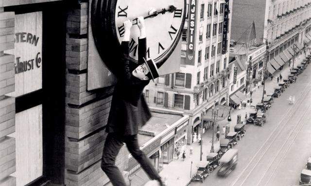 Harold Lloyd machte in „Safety Last“ nur leicht übertrieben sichtbar, wie existenziell wir am Stand der Zeiger hängen.