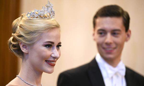 Opernball-Tiara sehen wir hier, Opernball-Lady gibt es heuer keine. Das Fest wird von der Oper organisiert, unterstützt durch ein Komitee. Zu den ehrenamtlichen Mitgliedern zählen die Unternehmerin Nadja Swarovski, die Leiterin des Restaurant "Steirereck", Birgit Reitbauer, und die internationale Event-Planerin Maryam Yeganehfar.