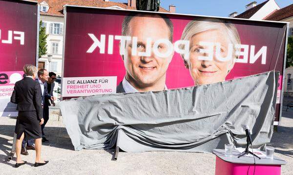 Seit der zweiten Welle prangen Strolz und Kandidatin Irmgard Griss selbst auf den Plakaten. Dazu - wiederum in gespiegelter Schrift - die Schlagworte: "Flügel heben", "Neue Politik" und "Vernunft". Der Gedanke hinter dem "Flügel heben" sei für Griss, "dass in allen Menschen Potenzial steckt: Wie ein Vogel, der aus dem Ei schlüpft und langsam die Flügel hebt." Sie projiziert den Slogan auf die Bildung, die für ein ganzes Leben gelte und liebäugelt mit einer eigenen "Schule für Pensionisten".