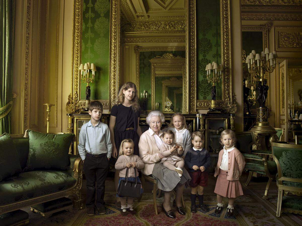 Kurz zuvor entstand ein anderes außergewöhnliches Zeitdokument. Starfotografin Annie Leibovitz hat die britische Königin Elizabeth II. zu ihrem 90. Geburtstag mit mit ihren ihren fünf Urenkeln und ihren zwei jüngsten Enkeln porträtiert. Auf dem Schoß hat sie Prinzessin Charlotte.
