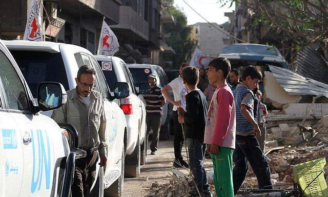Ein Hilfskonvoi der Roten Halbmondes erreicht Daraja.