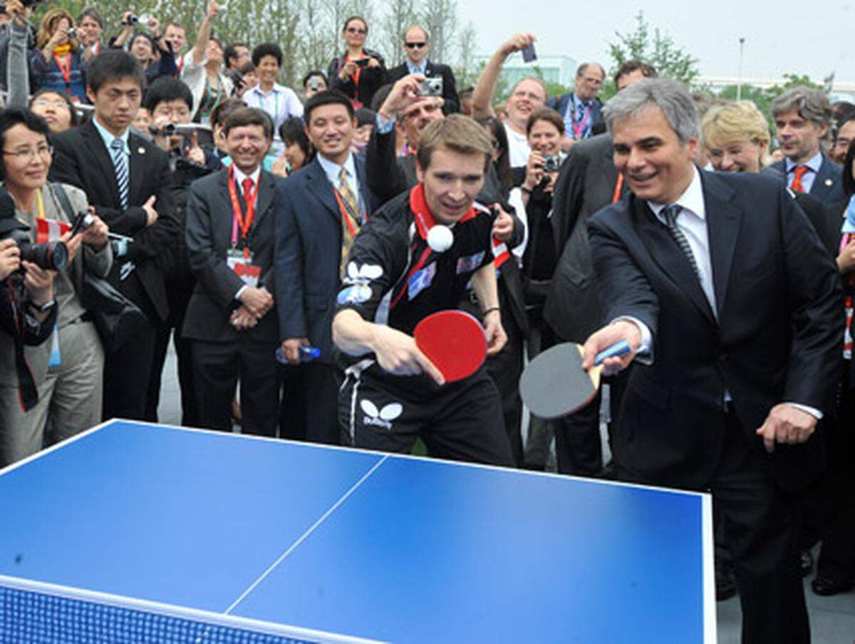 Werner und Werner: Tischtennisdoppel zwischen Kanzler Werner Faymann mit Weltmeister Werner Schlager.