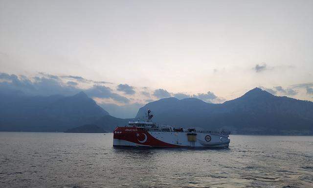 Das Forschungsschiff Oruc Reis verlässt den Hafen in Antalya.