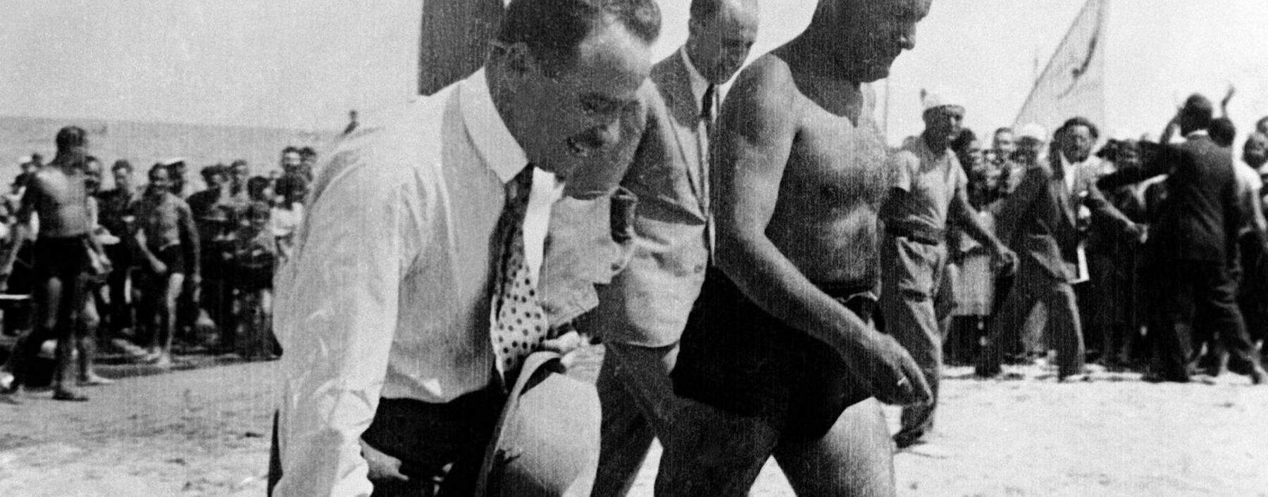 Bundeskanzler Engelbert Dollfuß am Strand von Riccione mit Benito Mussolini am 24. August 1933. 