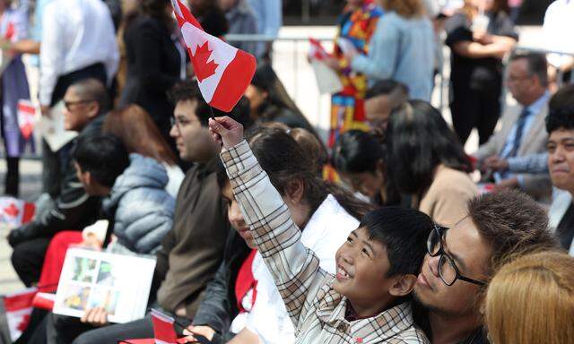 Toronto bietet Neuankömmlingen verschiedene Aktivitäten und Beratungsangebote. Die Verleihung der kanadischen Staatsbürgerschaft passiert im Rahmen einer großen Zeremonie. 