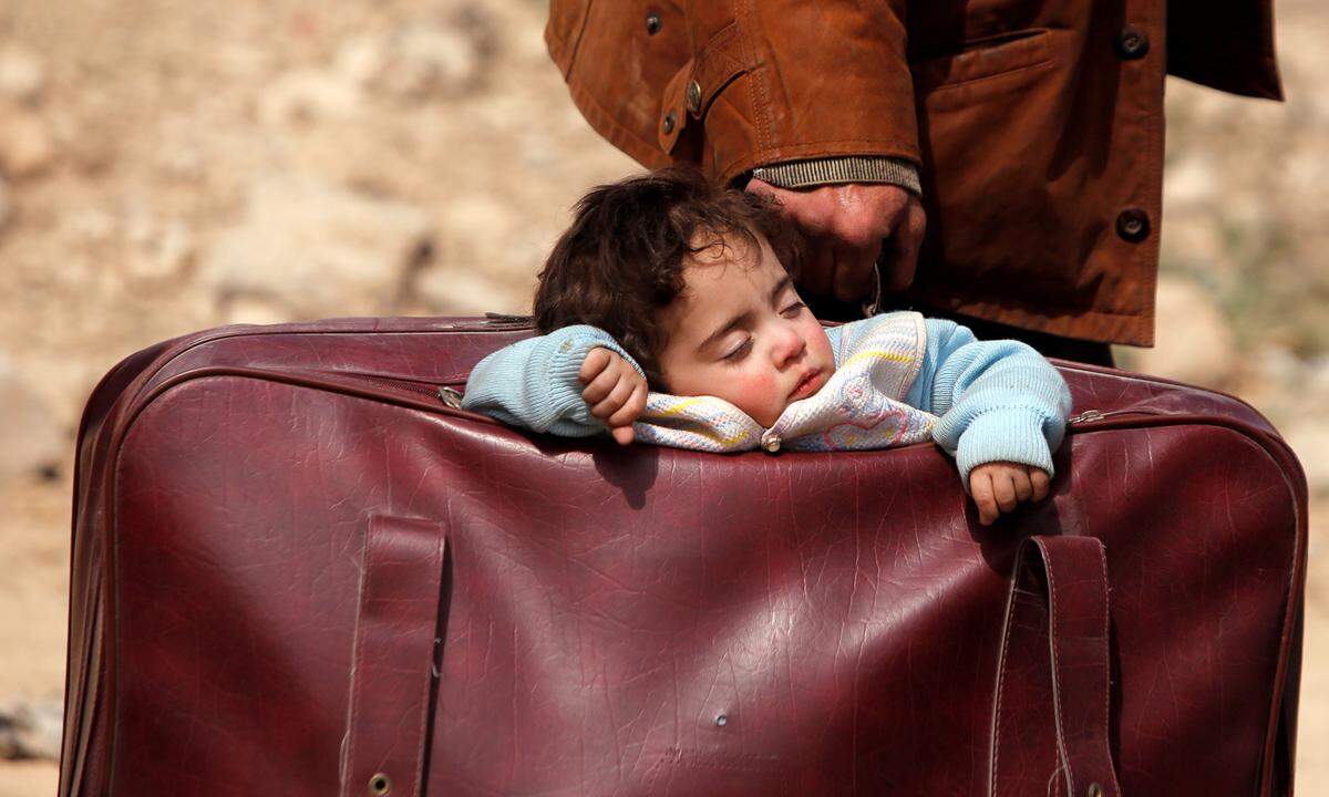 15. März. Noch ein Ausflug ins syrische Ost-Ghouta, einen Vorort von Damaskus: Ein Kinderwagen war offenbar nicht zur Hand. So muss dieses Mädchen sein Nickerchen in einer Tasche machen.