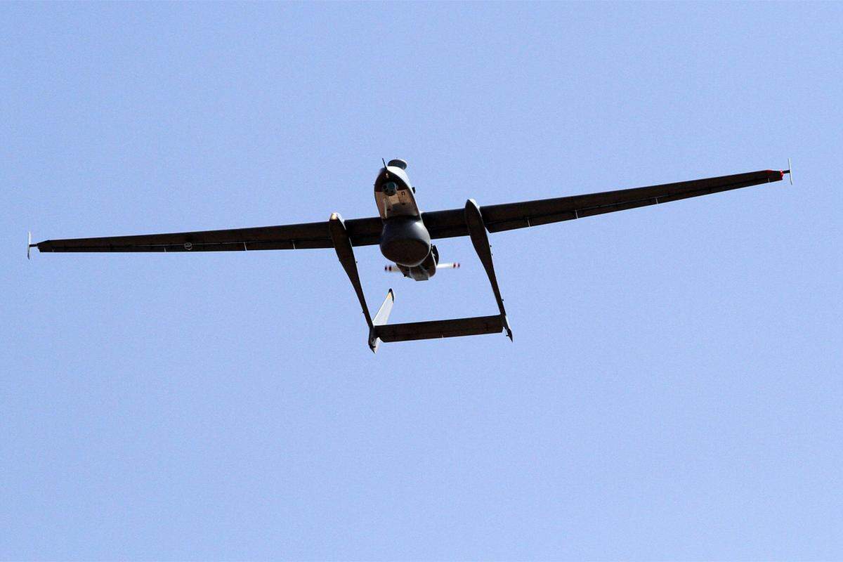 Drohnen-Piloten steuern den unbemannten Flugkörper per Joystick und Monitor, ähnlich einem Videospiel. Das ist auch der große Vorteil von Drohnen: Es gibt keine Verluste in den eigenen Reihen. Außerdem sind Drohnen auch billiger als etwa Kampfjets. Bild: Israelische Heron UAS