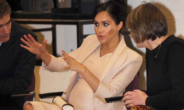 Dazu schlüpfte Meghan in ganz besonderes Schuhwerk: Die Aquazzura-Matilde-Pumps trug sie bereits bei der Verkündung ihrer Verlobung. Den bühnenreifen Auftritt komplettierte sie mit einer Clutch von Carolina Herrera und Ohrringen von Ecksand (zum Nachshoppen: Modell „Tresses Bar Stud Earrings).