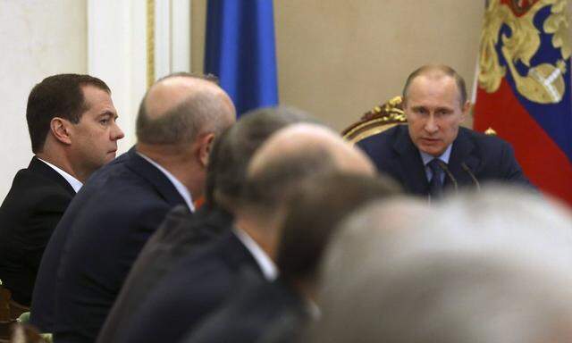 ITAR TASS MOSCOW REGION RUSSIA JULY 22 2014 Russia s president Vladimir Putin R back at a mee
