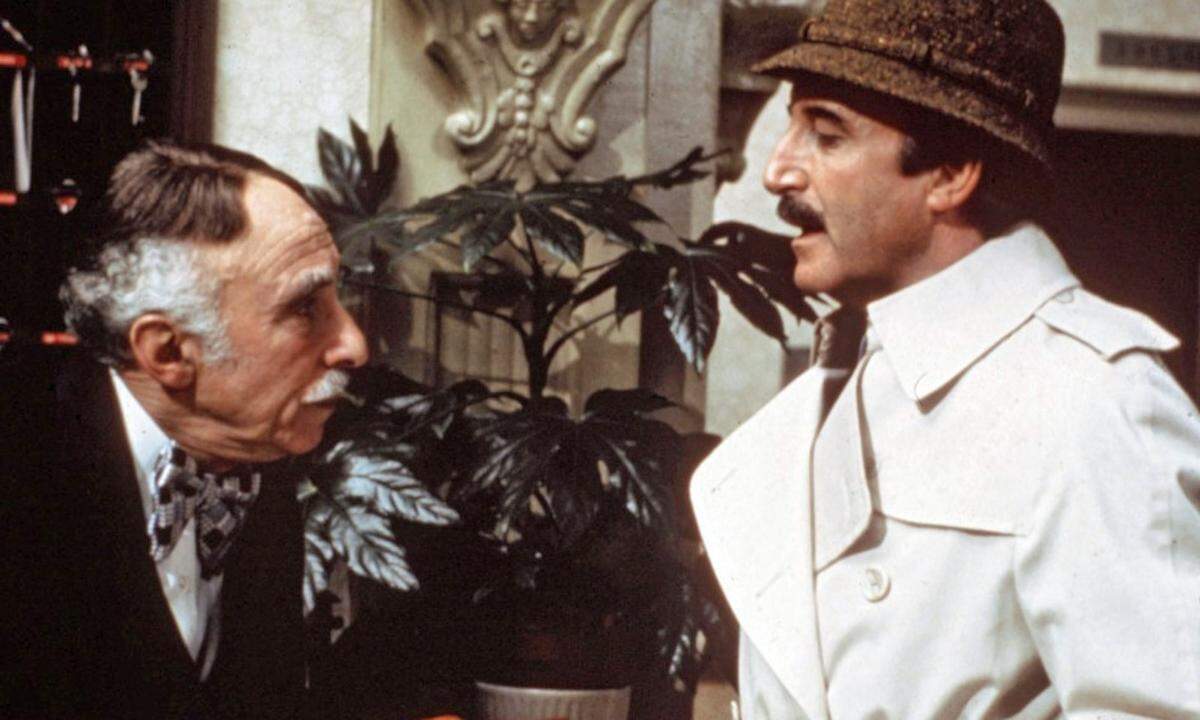 Der britische Komiker Peter Sellers wurde als trotteliger Inspektor Clouseau in der Filmreihe "Der rosarote Panther" bekannt. Er starb 1982 während der Arbeit an "Der rosarote Panther wird gejagt" durch einen Herzinfarkt. Der Film wurde nach Sellers’ Tod um Ausschnitte aus früheren Filmen und noch nicht verwendete Szenen ergänzt. Was nicht unbedingt gut ankam: "Diese 'Resteverwertung' hinterläßt einen schalen Nachgeschmack, da sie neben einigen genialen Slapstick-Gags auch viele schwache, überflüssige Szenen enthält, die nur dazu dienen, den Film auf abendfüllende Länge zu strecken“, heißt es im Lexikon des Internationalen Films.