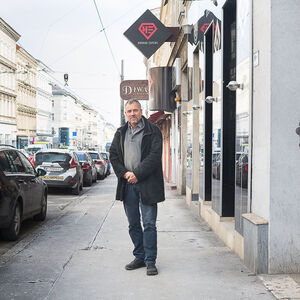 Raumluftanalytiker Peter Tappler auf Inspektion im 15. Bezirk – hier vor Lokalen in der Märzstraße.