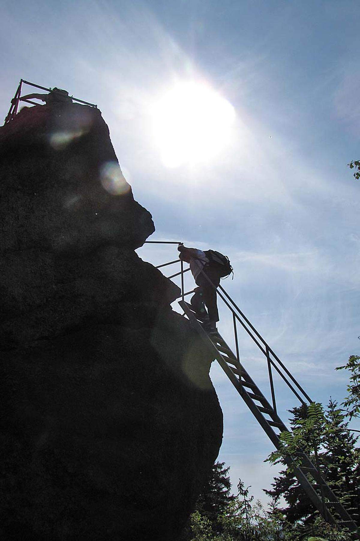 ... dem Gipfel des Schafstein (748 m), dessen 350 Tonnen schwerer Granitblock über eine Leiter erklommen werden kann. Wem das zu einfach ist, der kann seine Kletterfertigkeiten an einem der zahlreichen Granitfelsen in den Wäldern trainieren.