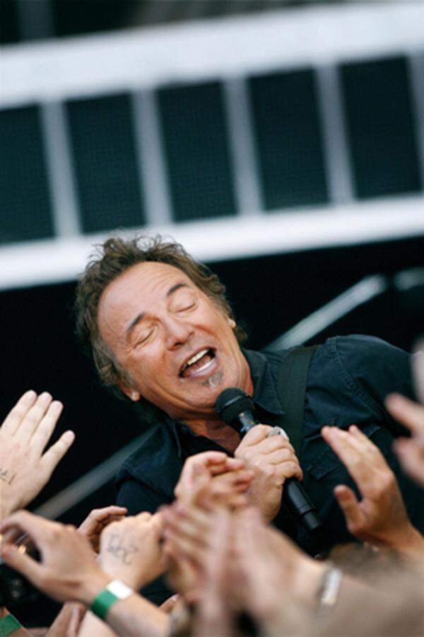 Rockstar Bruce Springsteen, auch bekannt als "The Boss", setzt sich seit mehr als zwei Jahrzehnten für Hungrige ein: Einen Teil seiner Konzertgewinne gehen stets an diverse Suppenküchen.