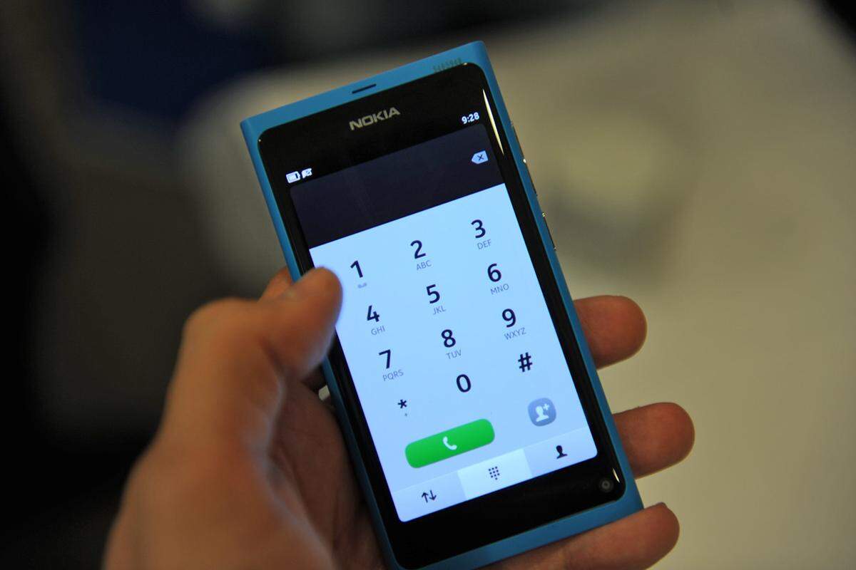Und ja, man stelle sich vor: Telefonieren lässt sich mit dem Nokia N9 auch. Dank des Kunststoff-Gehäuses soll die Empfangsqualität besser als bei vergleichbaren Geräten mit Metallumrandung sein. Diese Behauptung wird aber erst überprüft werden müssen. Bei der SIM-Karte setzt Nokia übrigens wie Apple auf das kleinere Micro-SIM-Format.